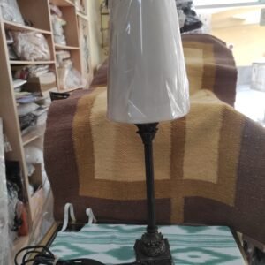 Lampara de mesa con tulipa blanca